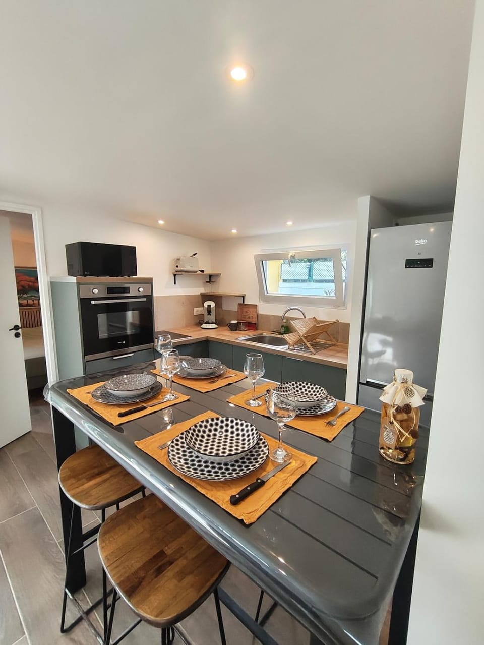 Dining area, kitchen