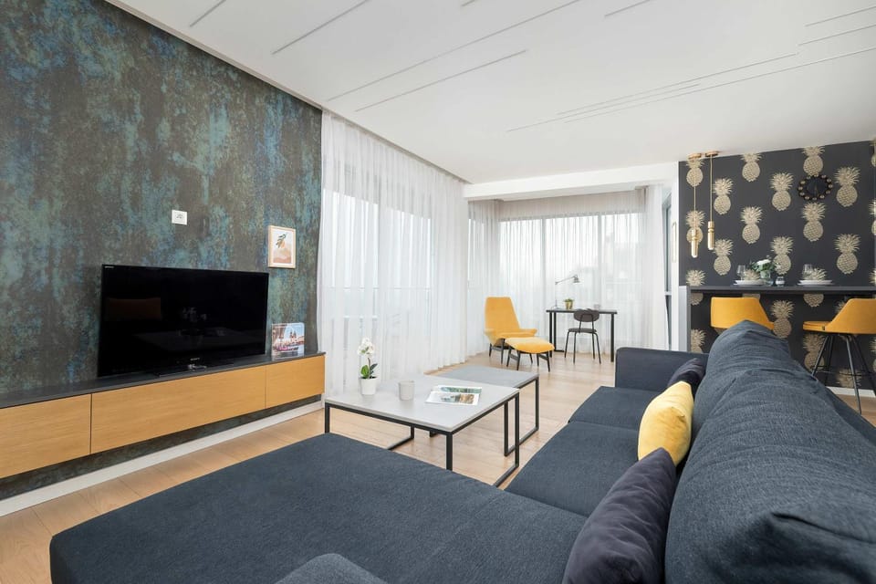 TV and multimedia, Living room, Seating area, Evening entertainment