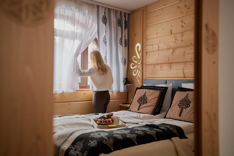 Bed, People, Photo of the whole room, Seating area, Bedroom, towels