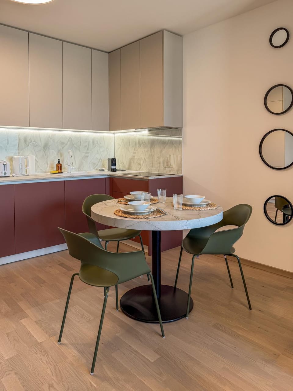 Kitchen or kitchenette, Dining area