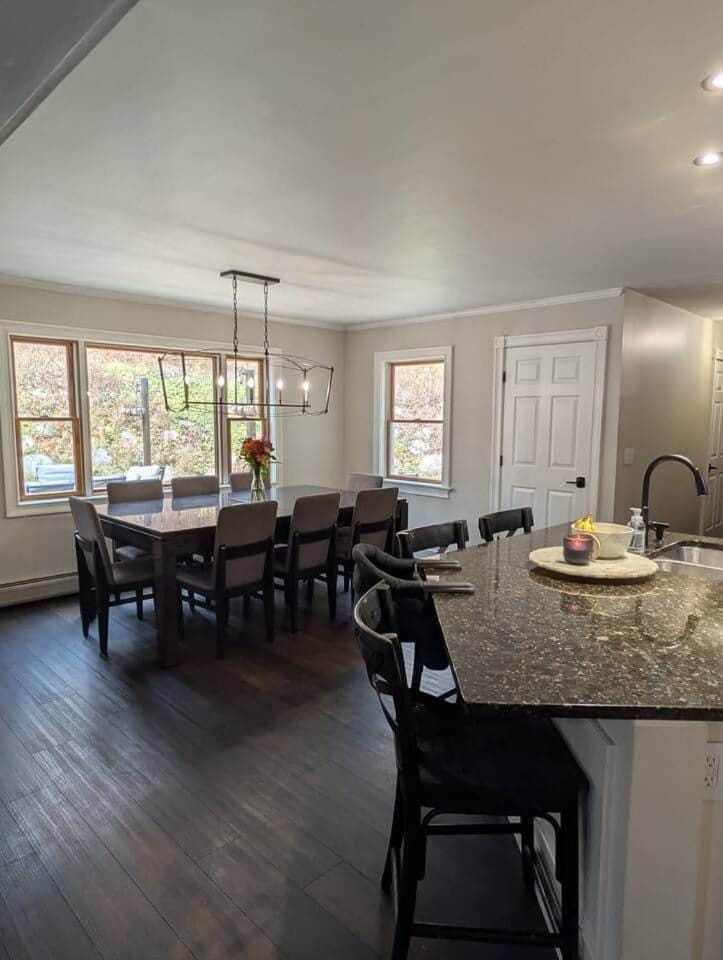 Kitchen or kitchenette, Dining area