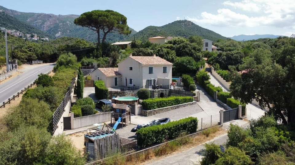 Property building, Nearby landmark, Spring, Neighbourhood, Natural landscape, Location, Parking