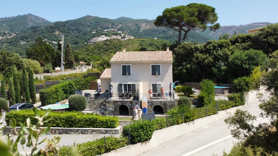 Nearby landmark, Neighbourhood, Natural landscape, Garden, Garden view, Mountain view, Street view, Location, Parking