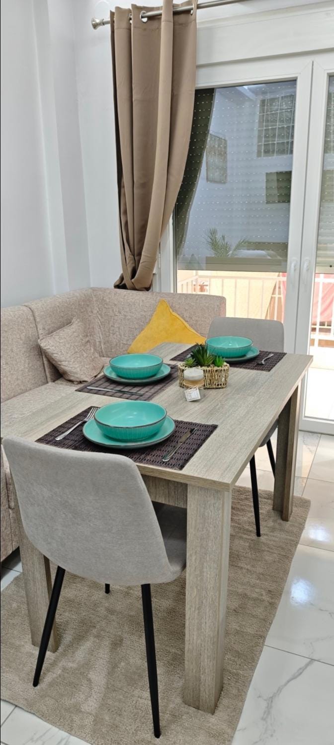 Living room, Food and drinks, Seating area, Dining area