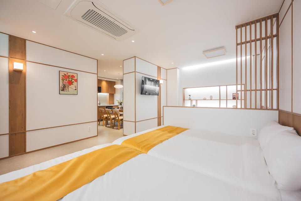 Bed, TV and multimedia, Photo of the whole room, Bedroom, wardrobe, air conditioner