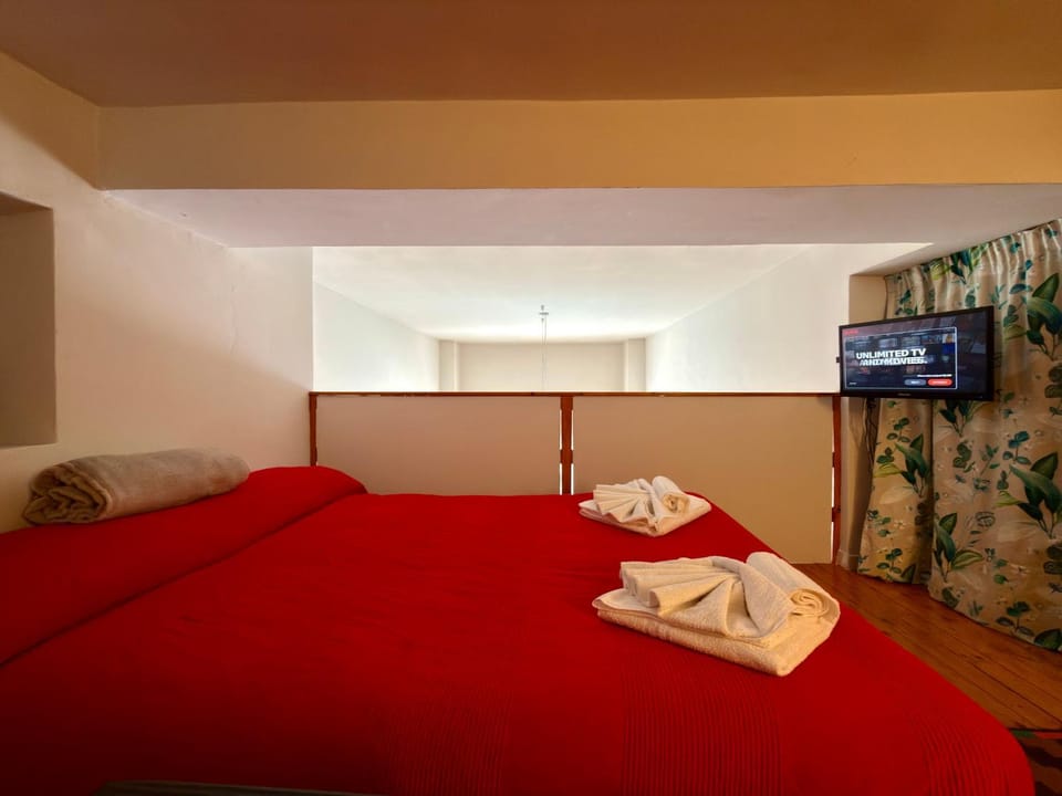 Bed, TV and multimedia, Bedroom