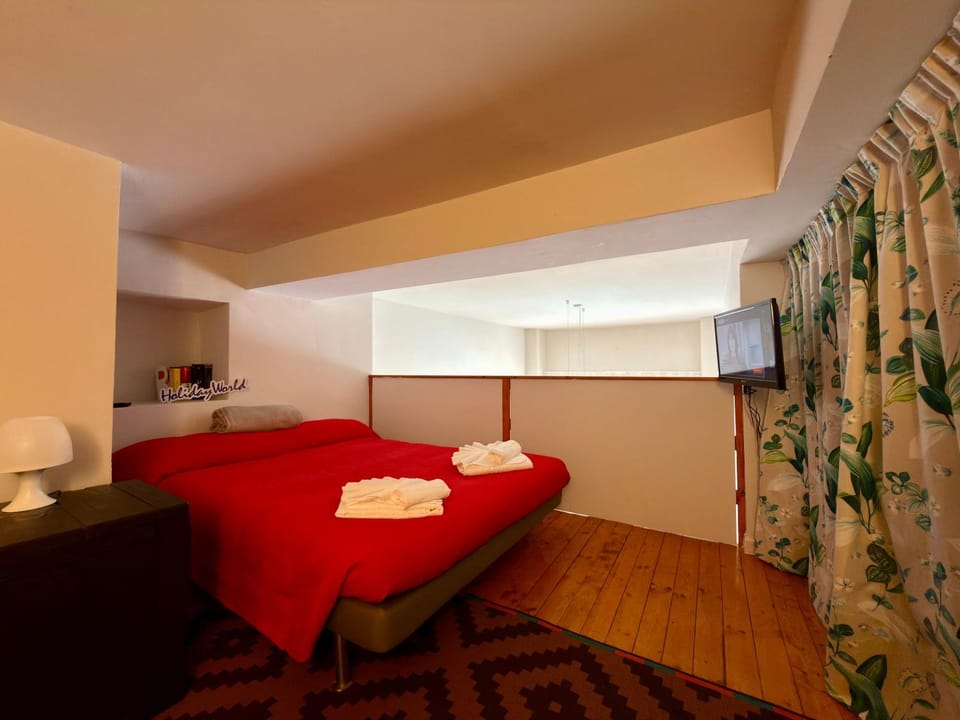 Bed, TV and multimedia, Bedroom