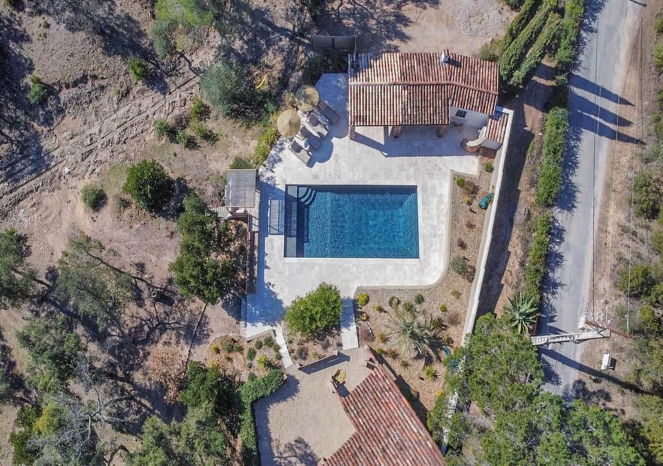 Property building, Day, Natural landscape, Bird's eye view, Pool view, Swimming pool, sunbed