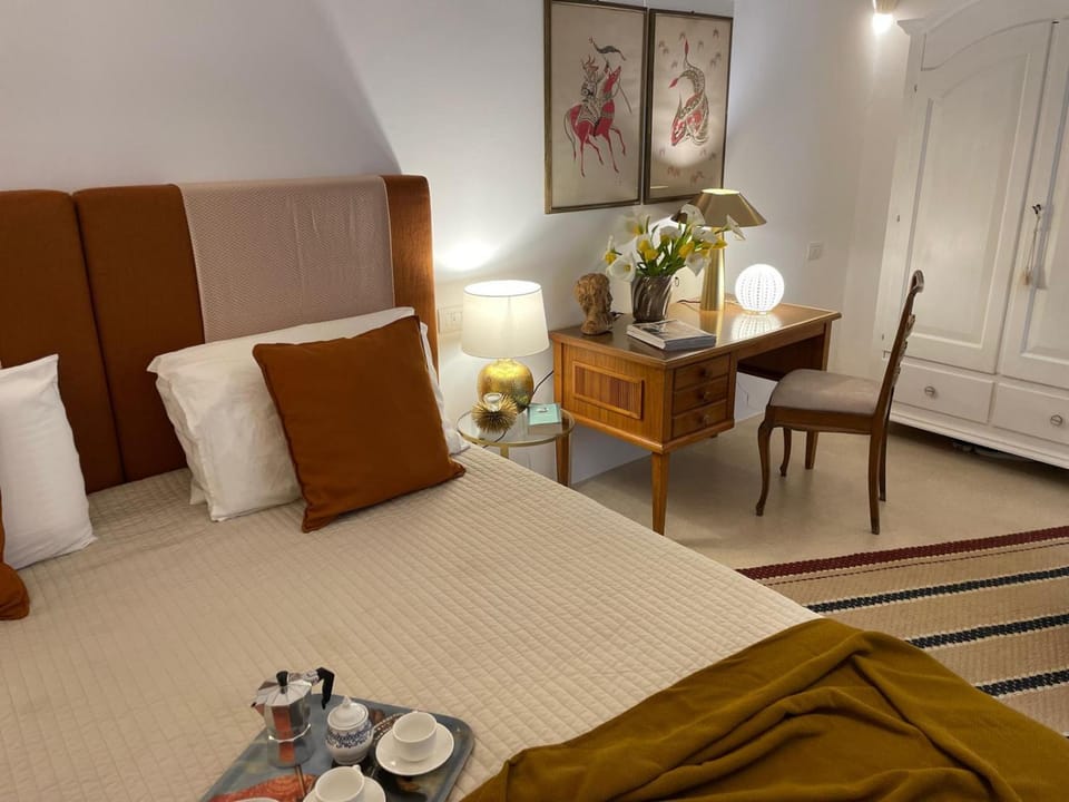 Bed, Photo of the whole room, Seating area, Bedroom, wardrobe