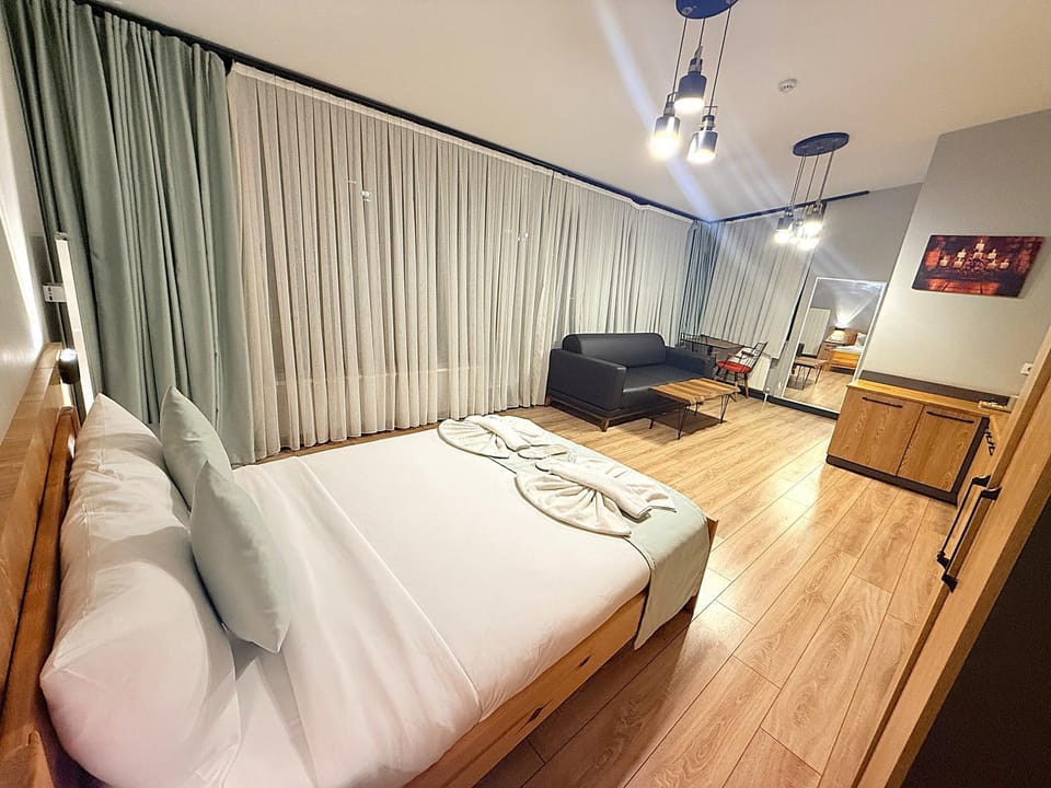 Bed, TV and multimedia, Living room, Photo of the whole room, Seating area, Bedroom, towels