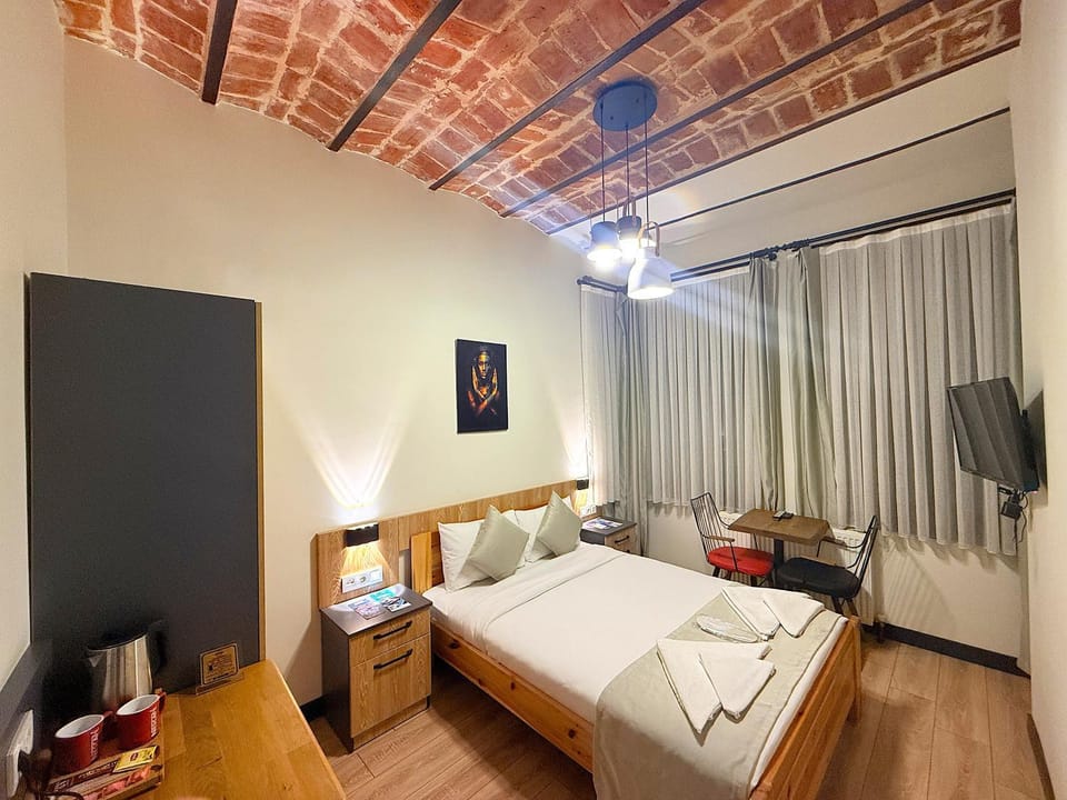 Bed, TV and multimedia, Photo of the whole room, Bedroom, towels