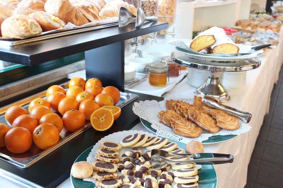 Restaurant/places to eat, Food and drinks, Buffet breakfast
