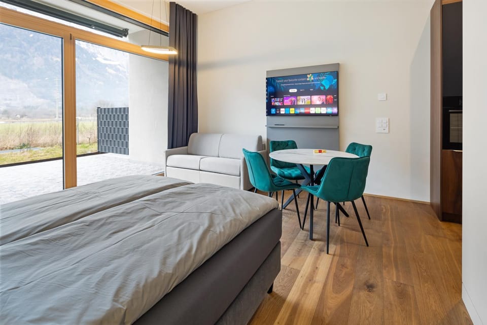 Bed, TV and multimedia, Photo of the whole room, Dining area
