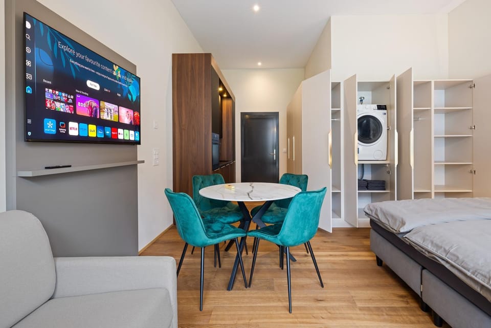 Bed, TV and multimedia, Photo of the whole room, Seating area, Dining area, wardrobe