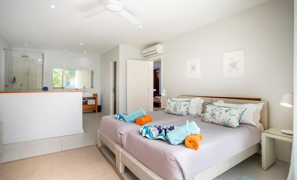 Bed, Photo of the whole room, towels