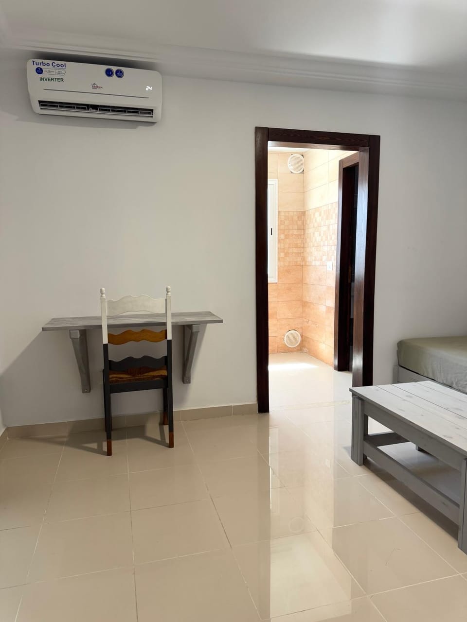 Seating area, Dining area, air conditioner