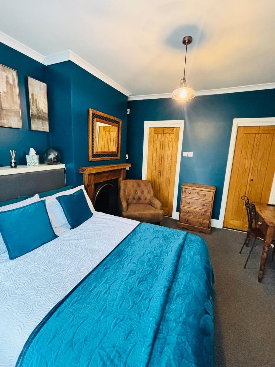 Bed, Photo of the whole room, Seating area, Bedroom, wardrobe