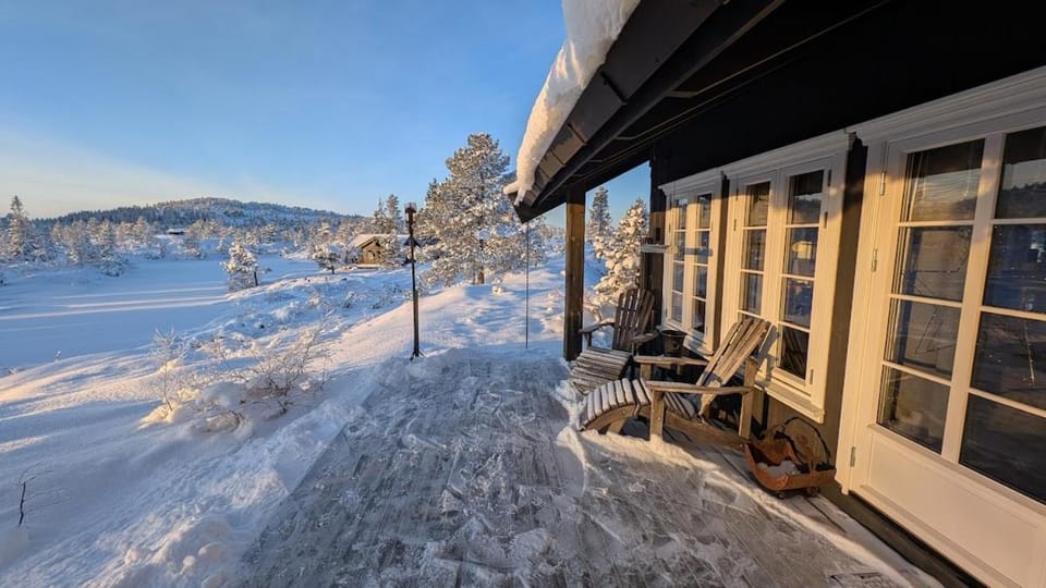 Fjellhytte med boblebad og utsikt på Blefjell House in Viken, Norway