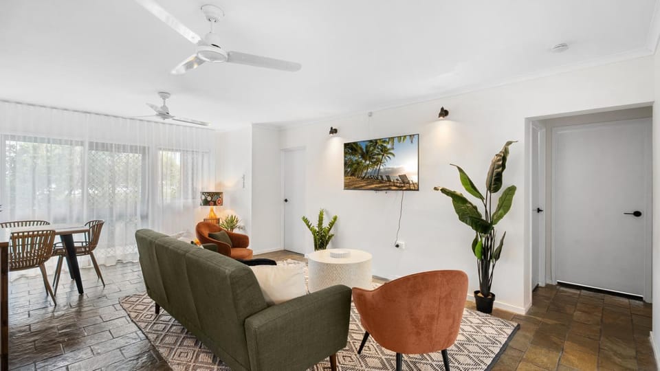 TV and multimedia, Living room, Seating area, Dining area