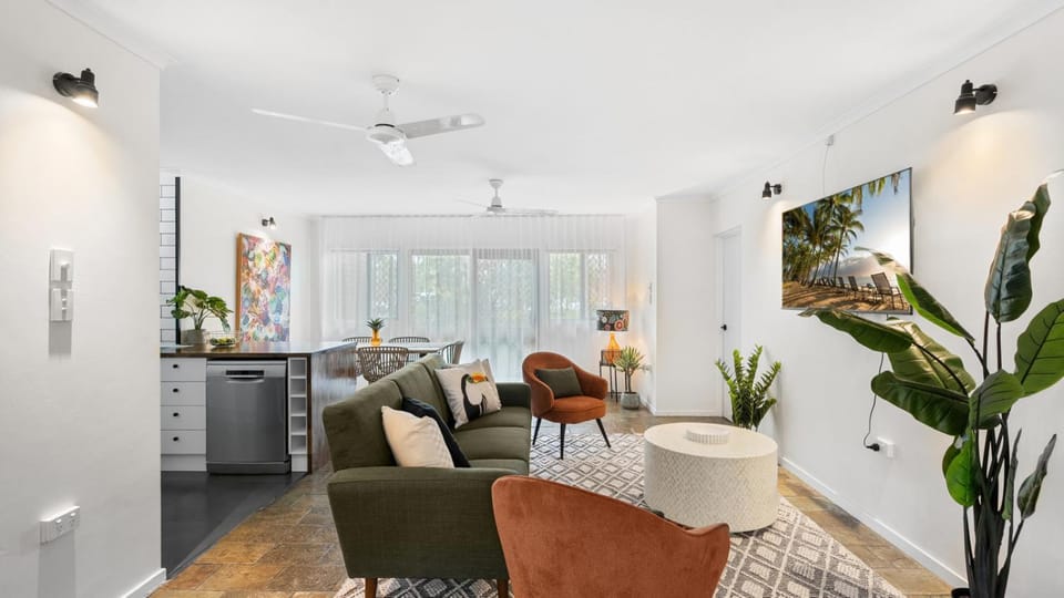 Kitchen or kitchenette, Living room, Seating area, Dining area