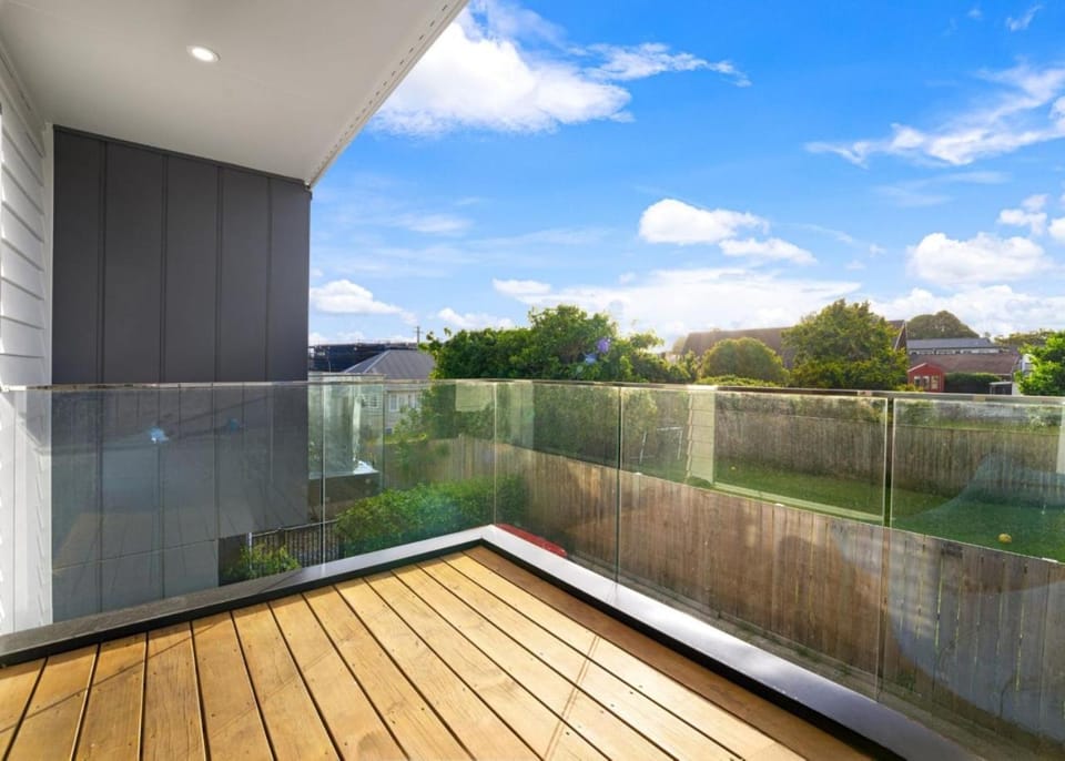 Modern Townhouse with Parking near Cornwall Park House in Auckland