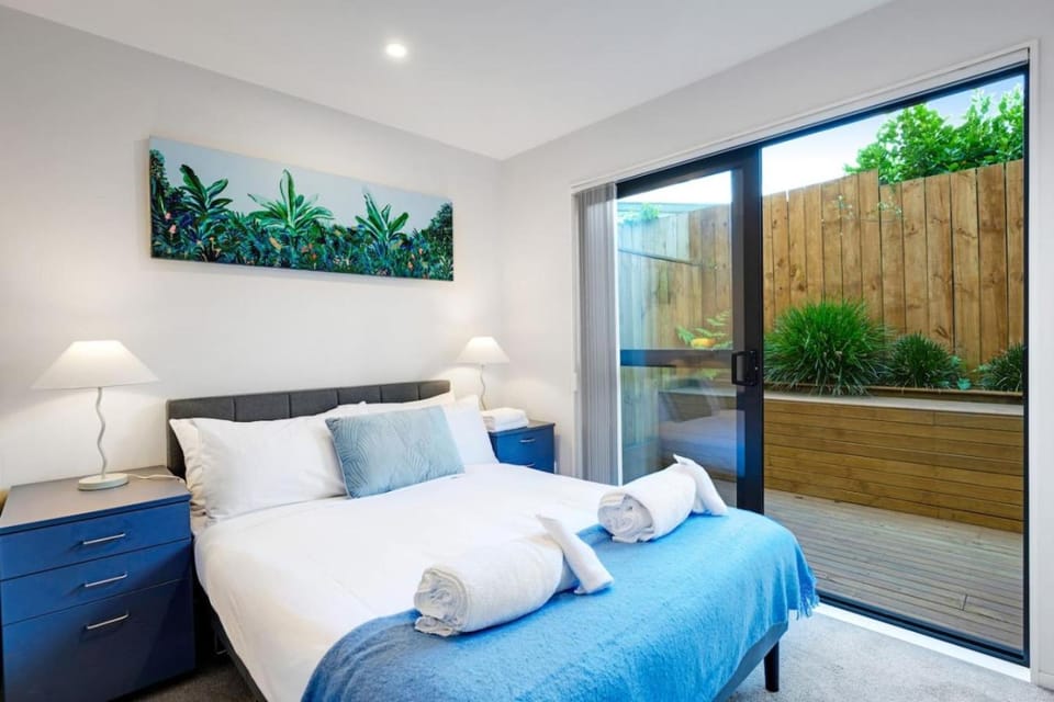 Modern Townhouse with Parking near Cornwall Park House in Auckland