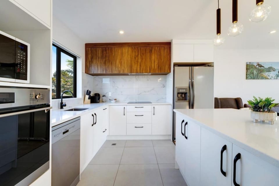 Kitchen or kitchenette, oven