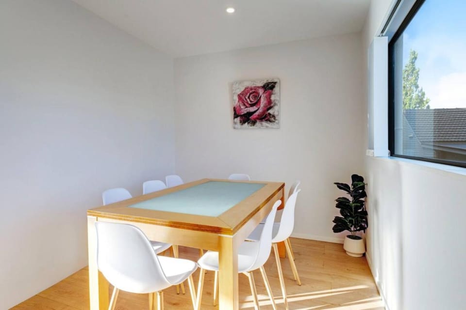 Modern Townhouse with Parking near Cornwall Park House in Auckland