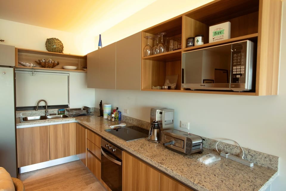 Coffee/tea facilities, Kitchen or kitchenette, microwave, oven, stove, toaster