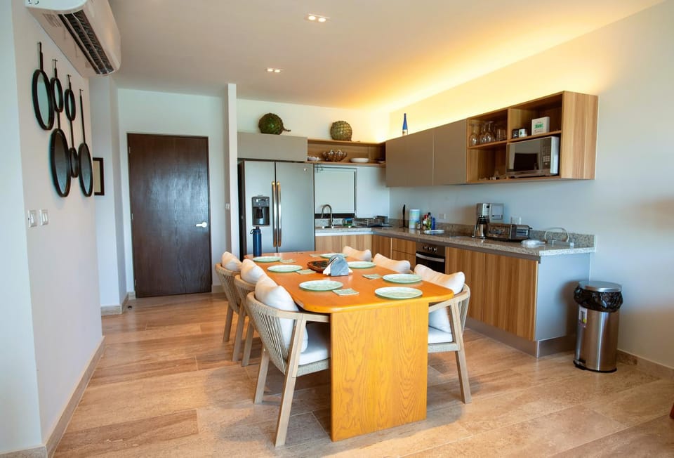 Coffee/tea facilities, Kitchen or kitchenette, Living room, Dining area, microwave, oven, stove, toaster, air conditioner