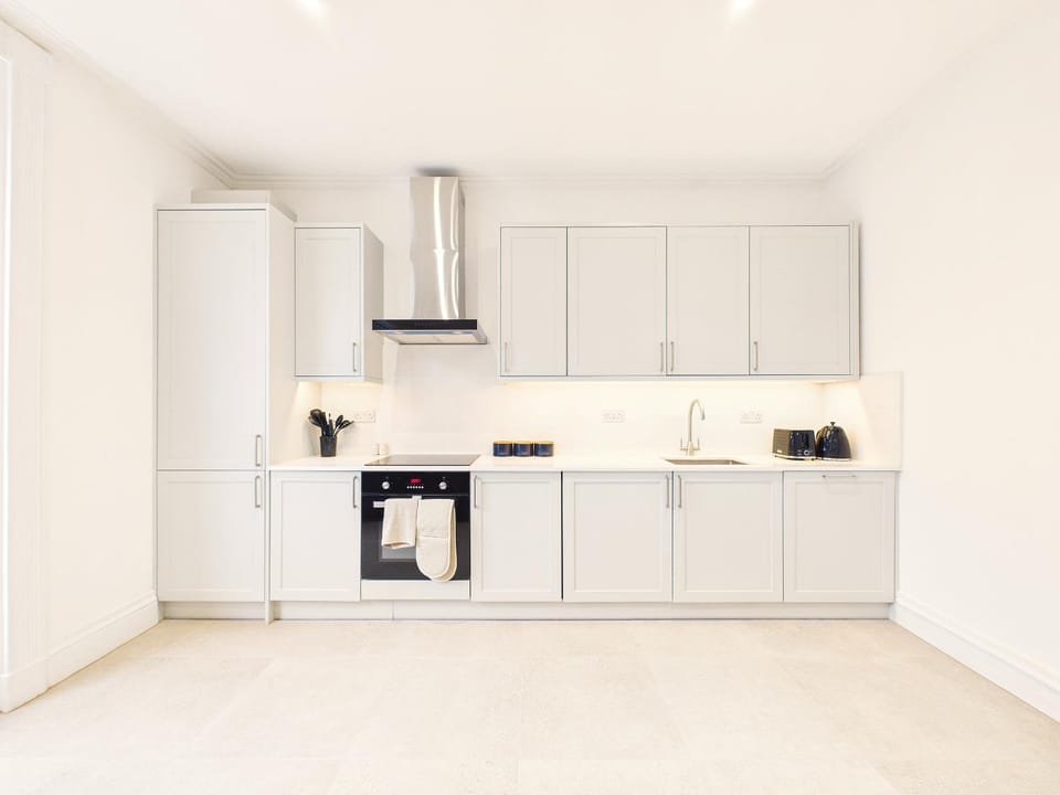 Kitchen or kitchenette, dishwasher, oven, washing machine