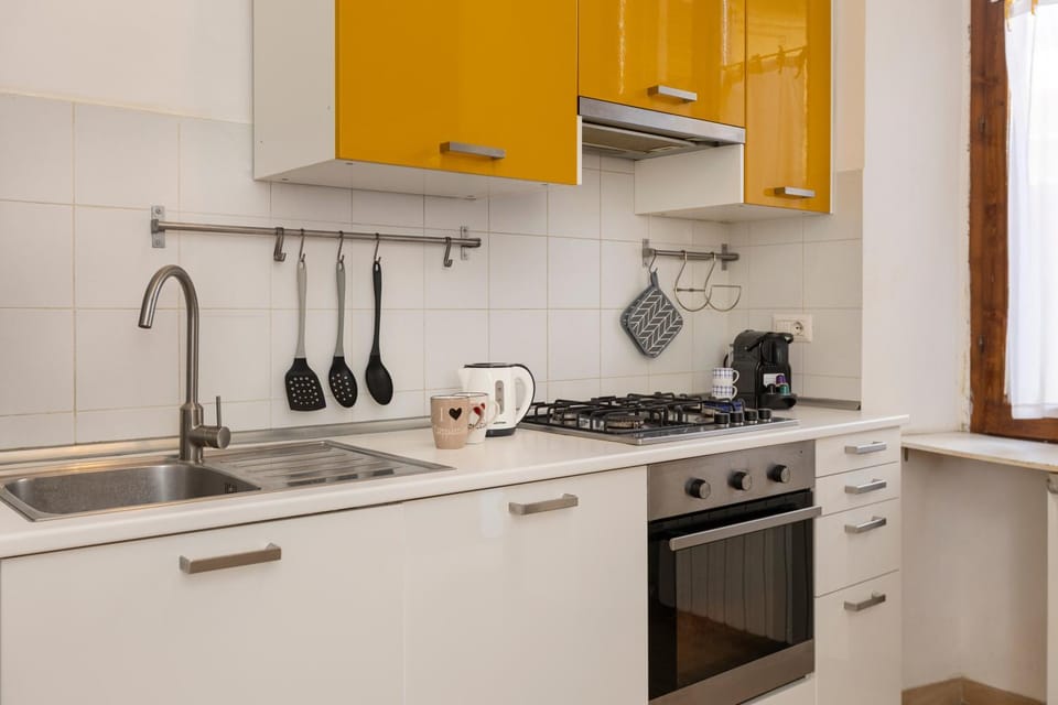 Coffee/tea facilities, Kitchen or kitchenette, oven