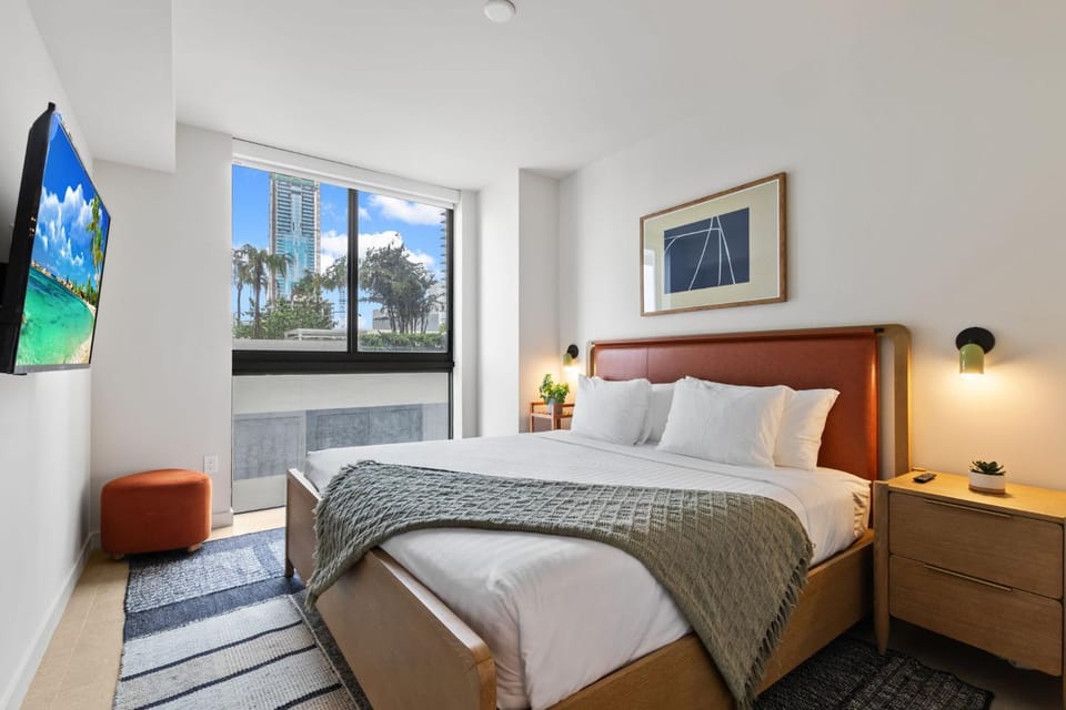 Bed, TV and multimedia, Photo of the whole room, Bedroom