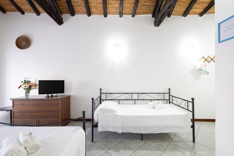 Bed, TV and multimedia, Bedroom