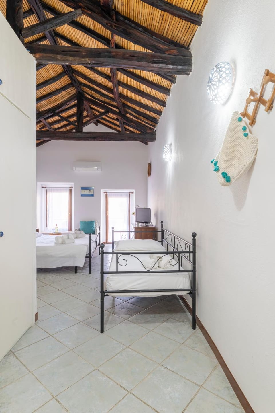 Bed, TV and multimedia, air conditioner