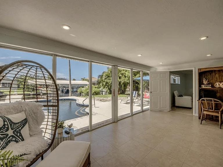 Casa Tiki - Pool, Spa, Dock, Tiki Hut, Bar & BBQ House in Cape Coral