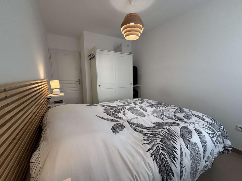 Bed, Photo of the whole room, Bedroom, wardrobe