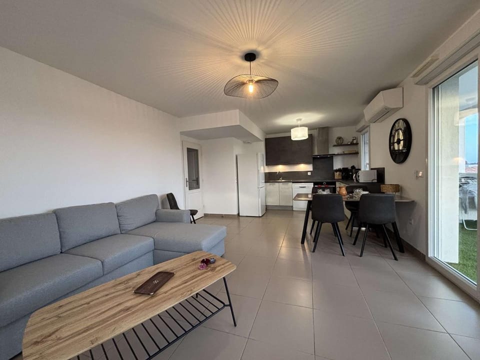 Kitchen or kitchenette, Seating area, Dining area