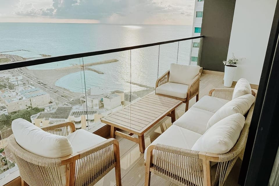 Walk to Old City Pool Ocean View 1BR King Bed House in Cartagena