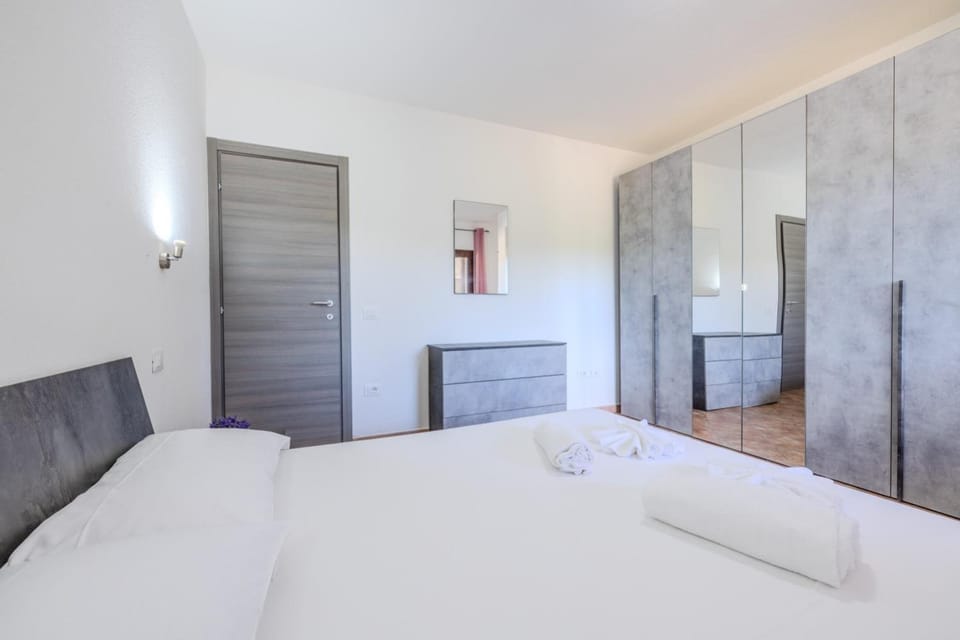 Bed, Bedroom, towels