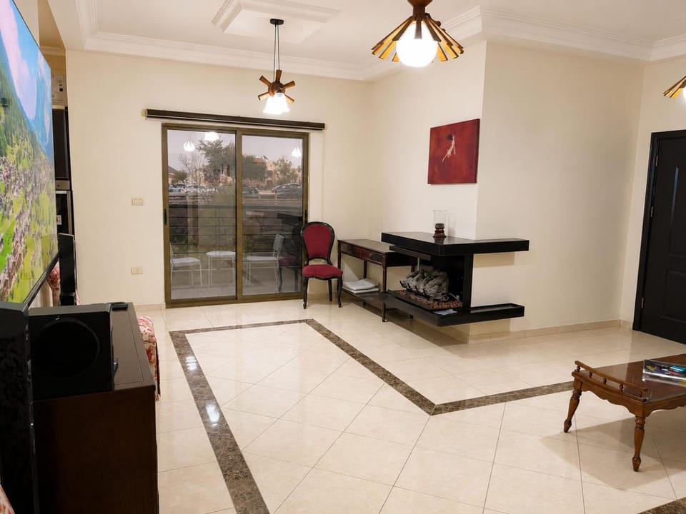 TV and multimedia, Living room, Seating area, Dining area, fireplace