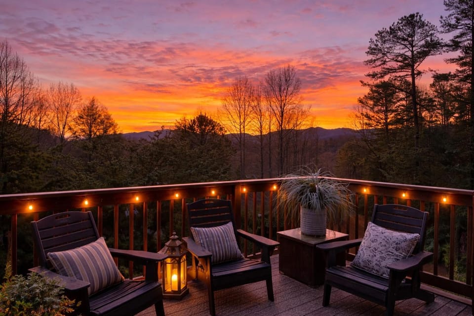 Hot Summer deals! Luxury escape in the smokies! Sauna, Hot tub, MTN Views, BBQ, Fire pit, Double porch House in Gatlinburg