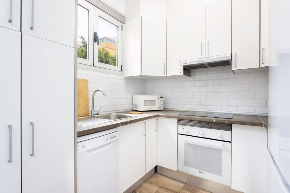 Kitchen or kitchenette, dishwasher, microwave, oven