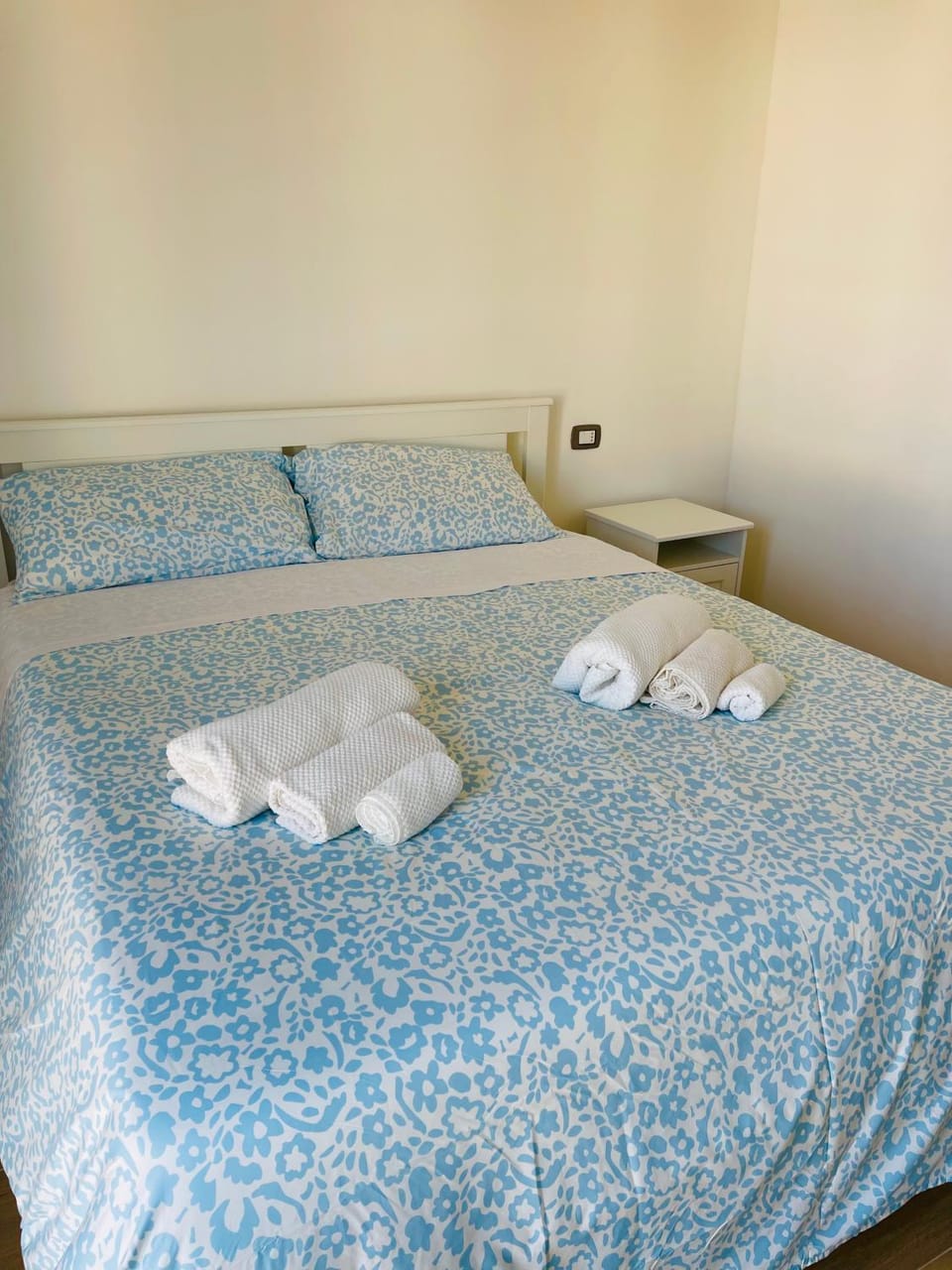 Bed, Photo of the whole room, Bedroom, towels