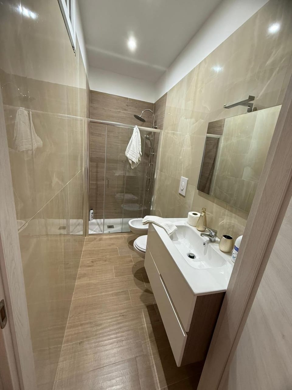 Shower, Toilet, Bathroom, towels