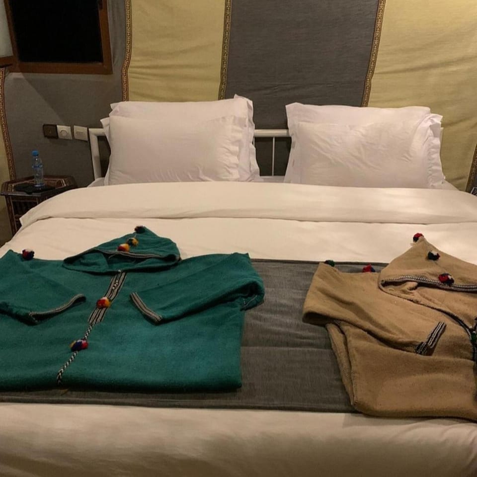 Bed, Living room, Photo of the whole room, Seating area, Bedroom, towels