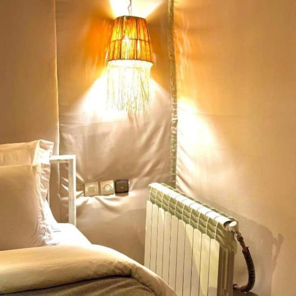 Bed, Living room, Photo of the whole room, Seating area, Bedroom, internet