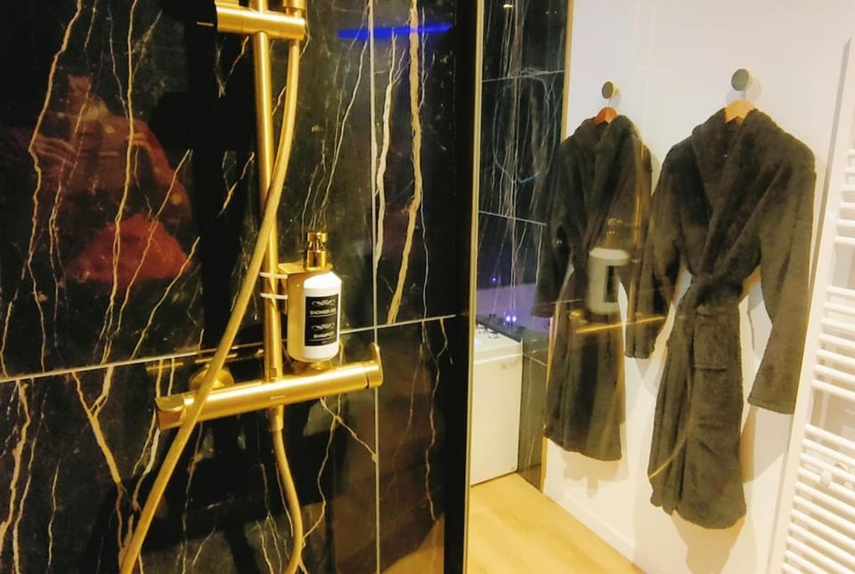 Shower, Bathroom, towels