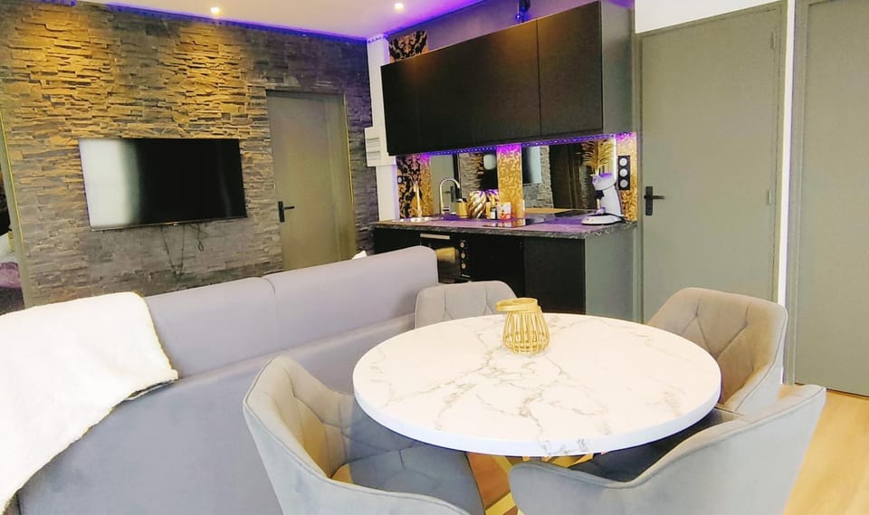 TV and multimedia, Kitchen or kitchenette, Living room, Dining area, oven