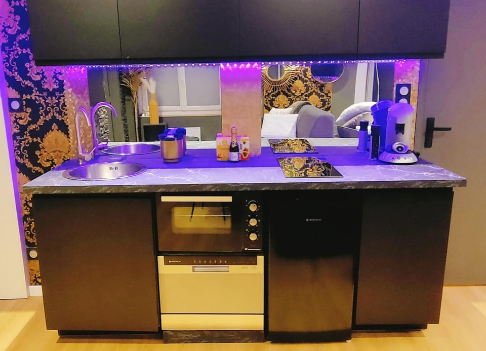 Kitchen or kitchenette, oven, pet friendly, stove